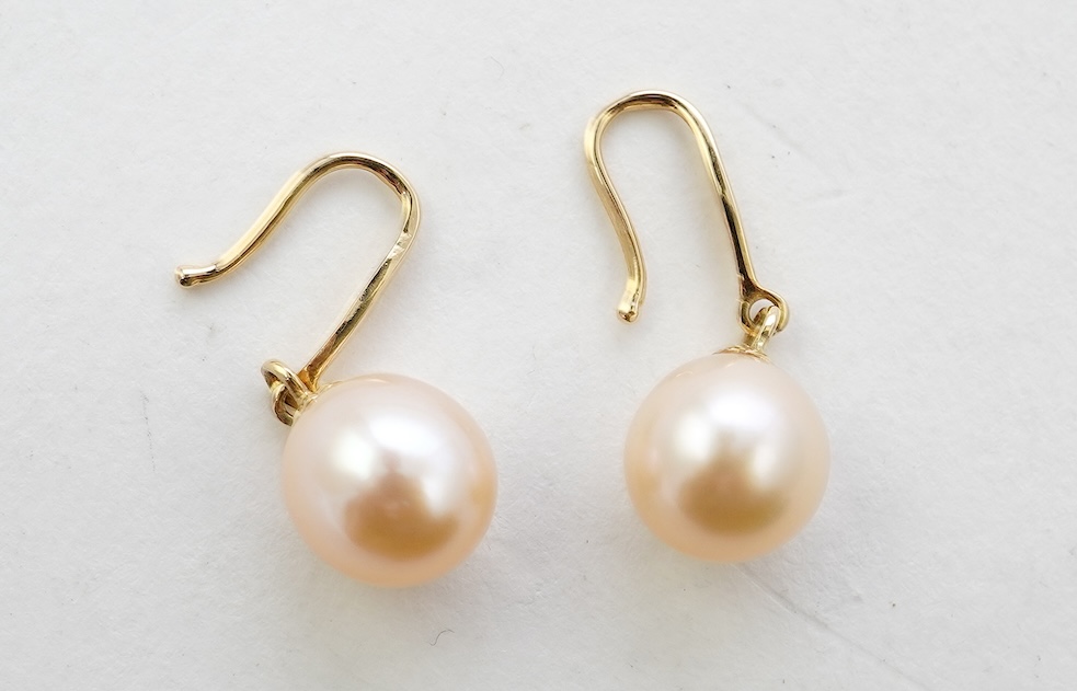 A collection of cultured pearl jewels